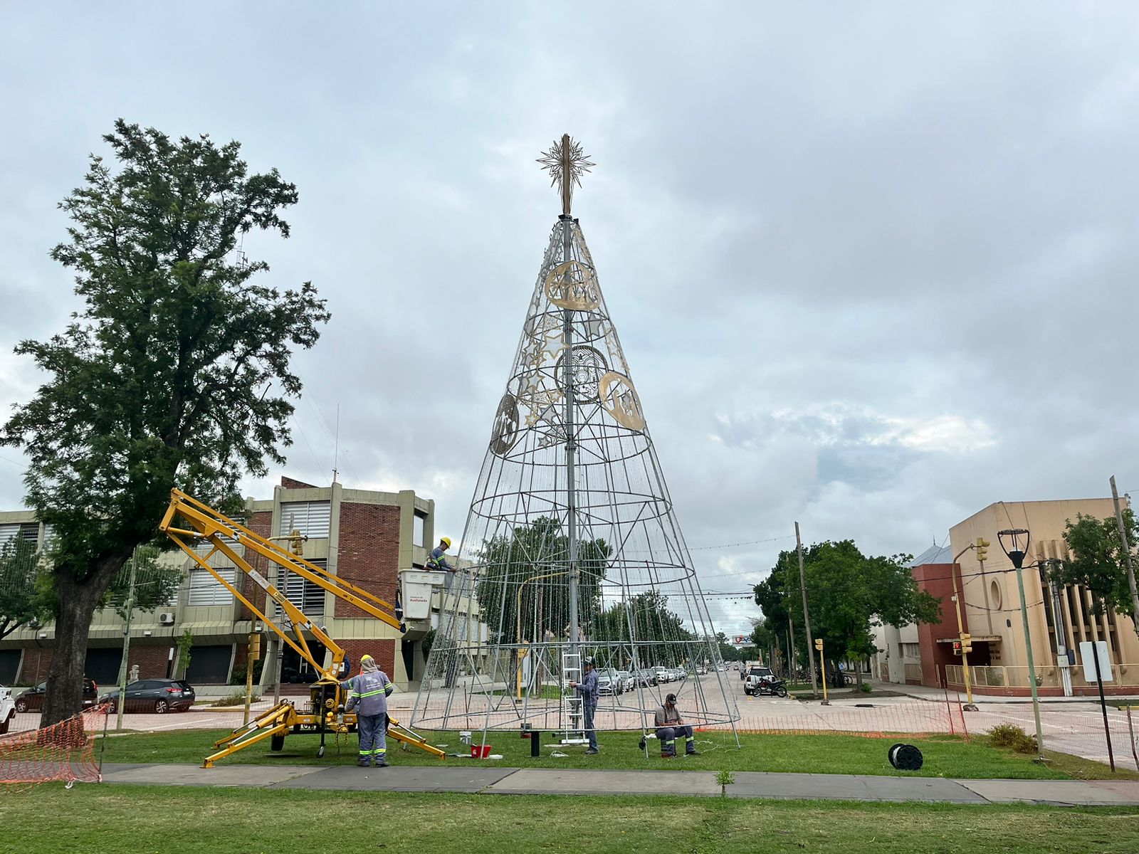 Lee más sobre el artículo Avellaneda se prepara para la Navidad con un renovado Árbol y mensajes de unión familiar