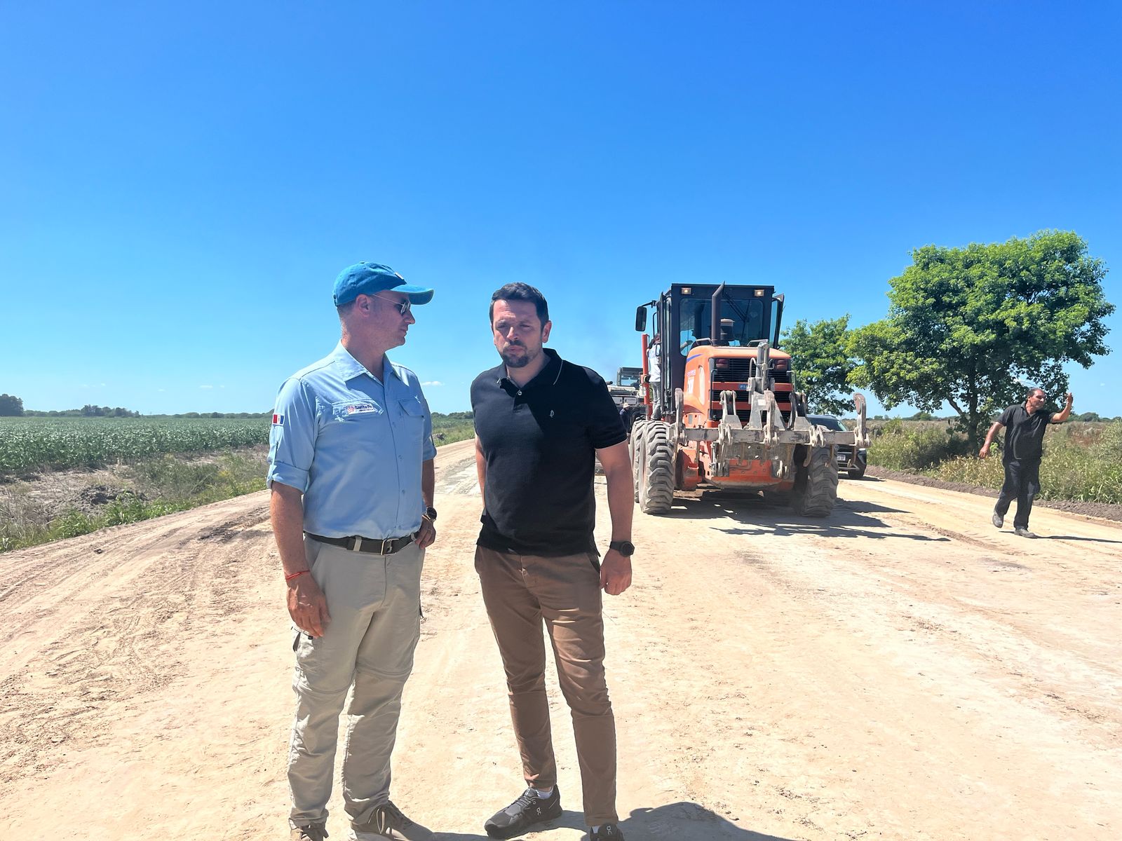 Lee más sobre el artículo El ministro Lisandro Enrico recorrió la obra del acceso pavimentado a Moussy