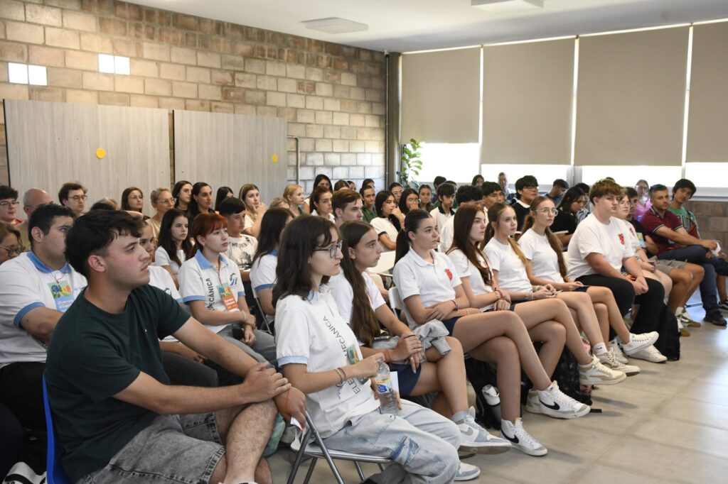 Lee más sobre el artículo Compromiso ambiental: jóvenes e instituciones trabajan en soluciones para la ciudad