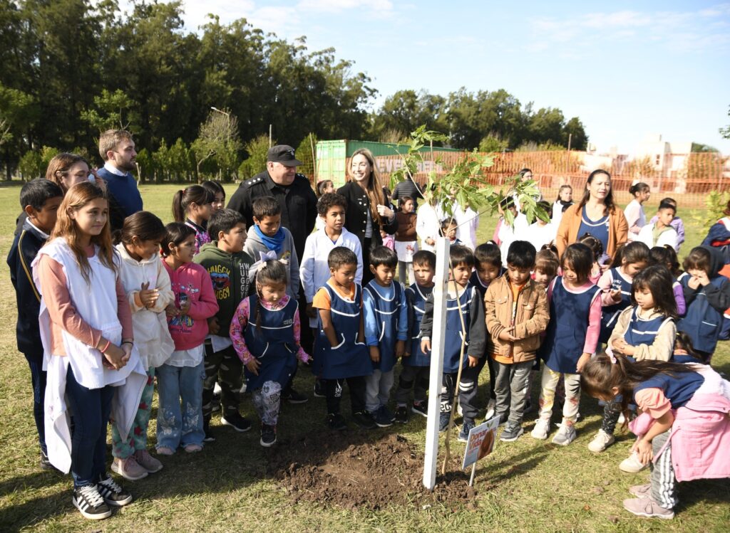 Lee más sobre el artículo Plantación de árboles en homenaje a donantes de órganos en Avellaneda