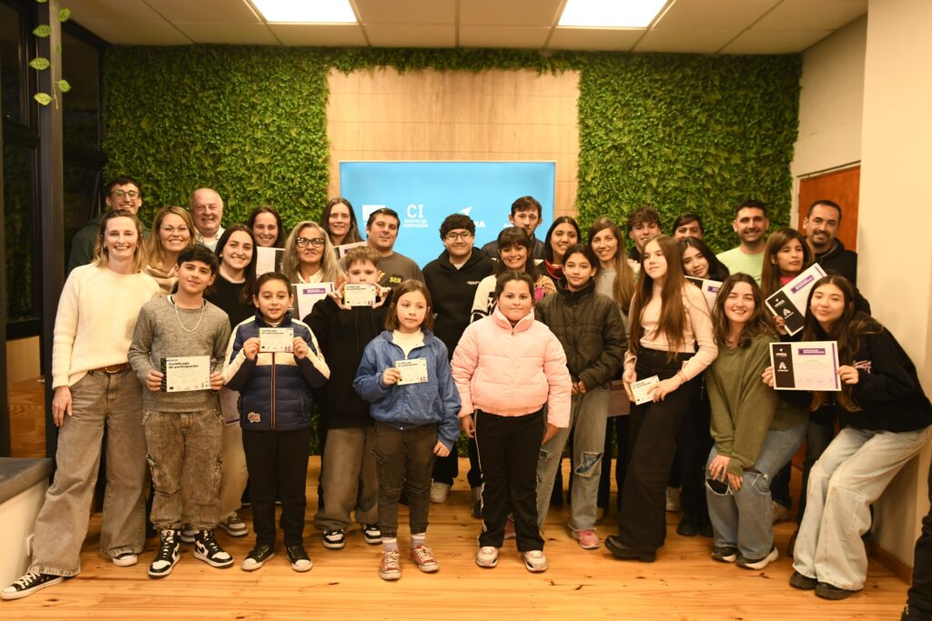 Avellaneda entregó certificados a egresados de cursos en habilidades digitales