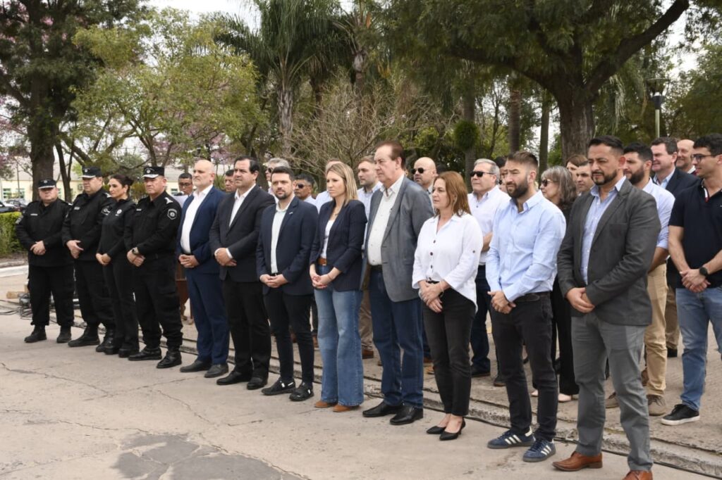 Lee más sobre el artículo El Ministerio de Justicia y Seguridad entregó en Avellaneda minibús, material criminalístico y pistolas de electrochoque