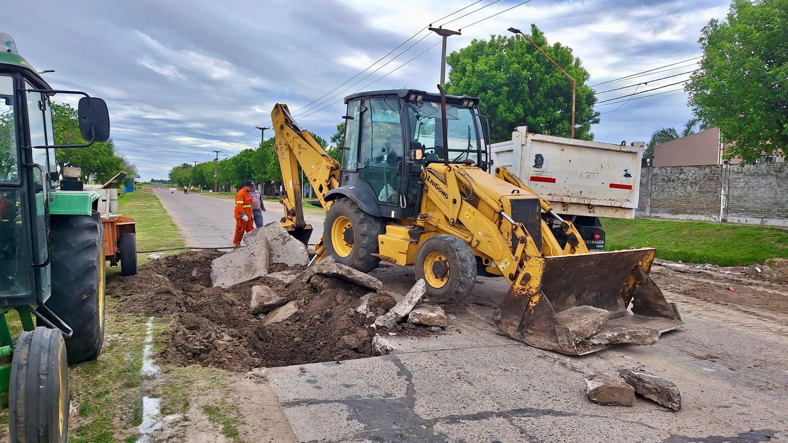 Lee más sobre el artículo Avellaneda avanza con el plan integral de bacheo en calle 111