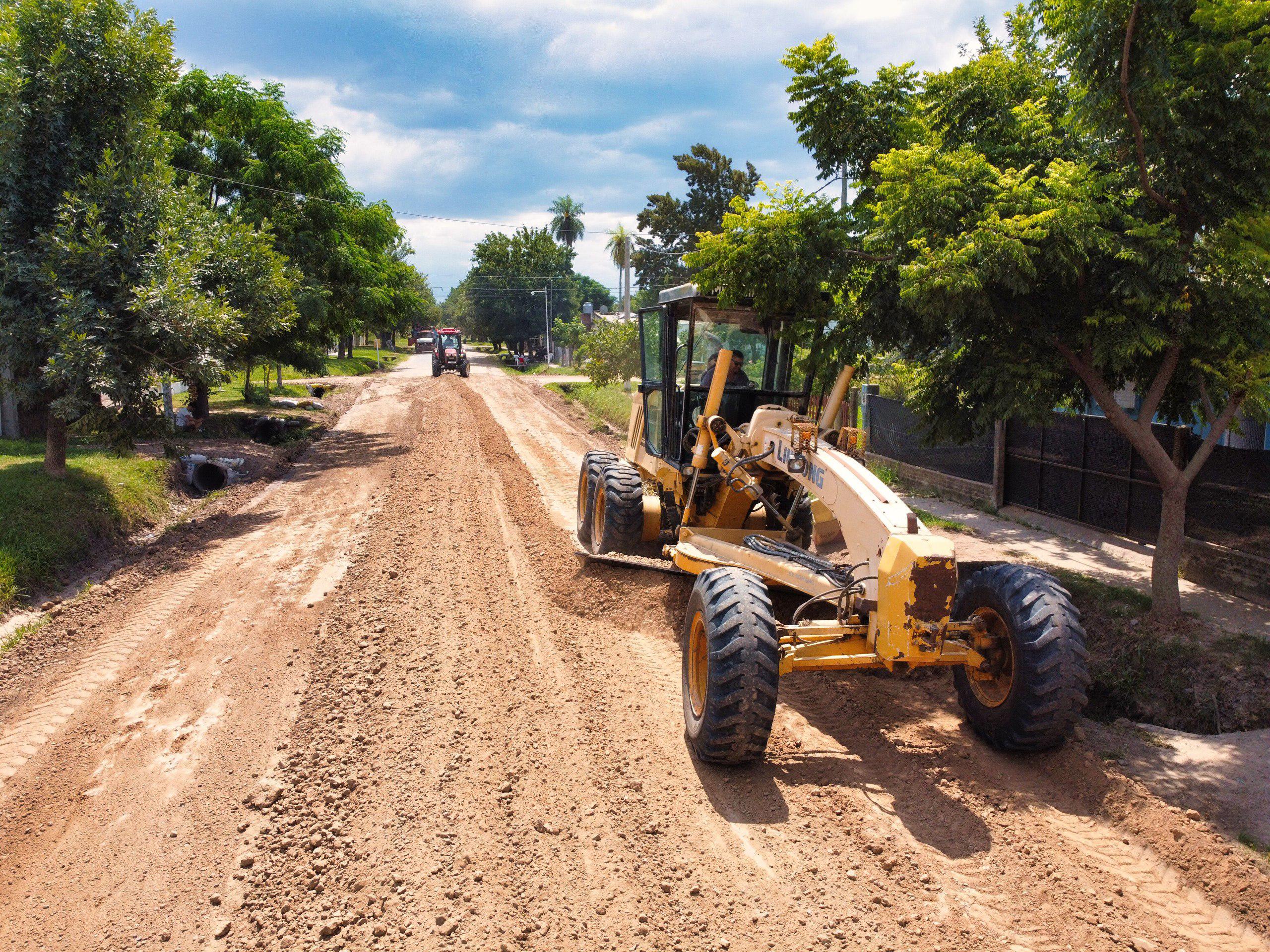 Lee más sobre el artículo Avanzan los trabajos de movimiento de suelo en calle Arturo Illia