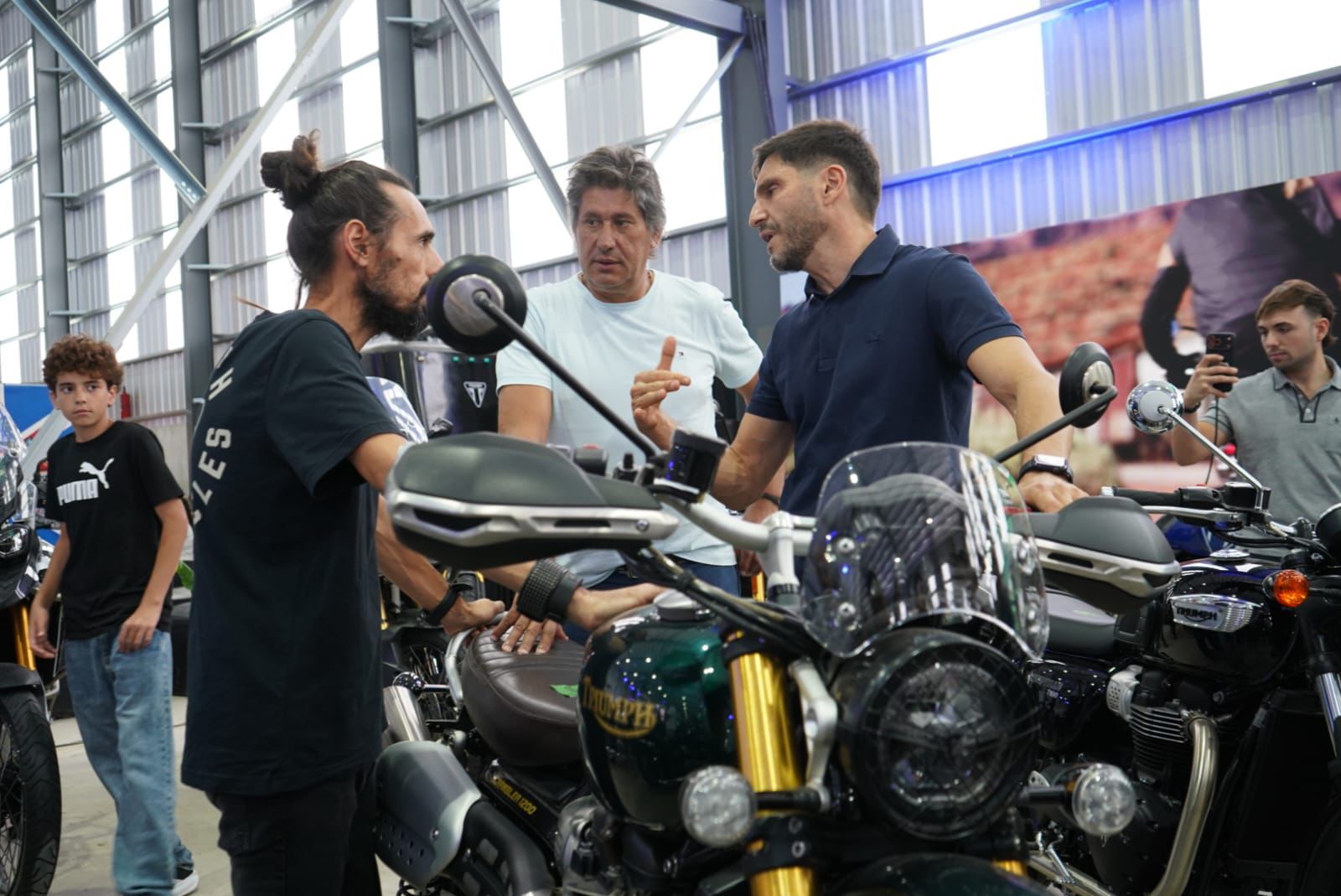 Lee más sobre el artículo Roly Santacroce recibió al Gobernador de Santa Fe en el Salón del Automóvil