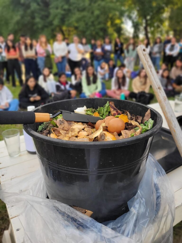 Lee más sobre el artículo Continúan las charlas de compostaje en la zona rural de Avellaneda