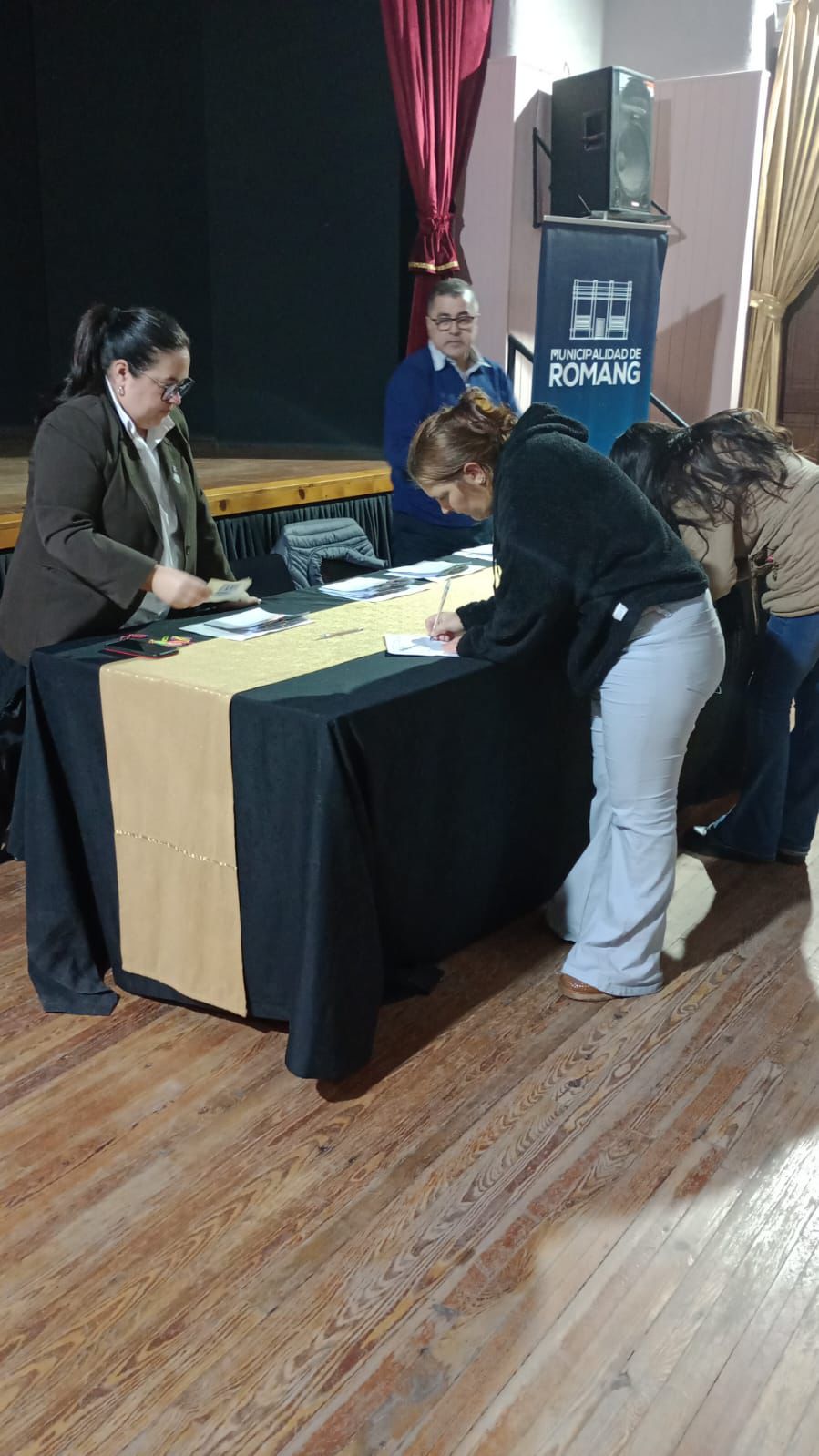 Lee más sobre el artículo Tercera entrega de becas estudiantiles municipales en Romang
