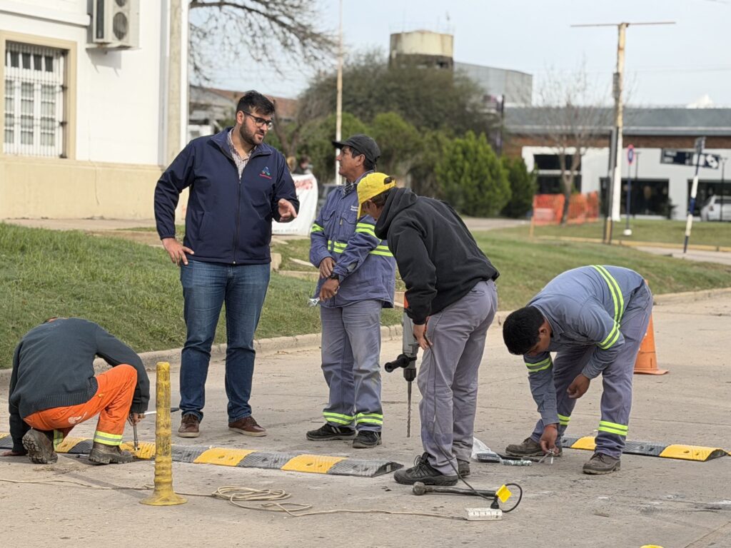 Lee más sobre el artículo La Municipalidad instala reductores de velocidad para mejorar la seguridad vial en la ciudad