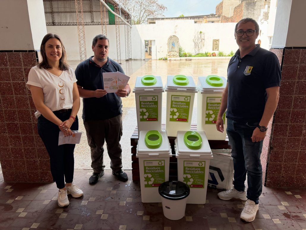 Romang impulsa la educación ambiental con la entrega de composteras y cestos de residuos