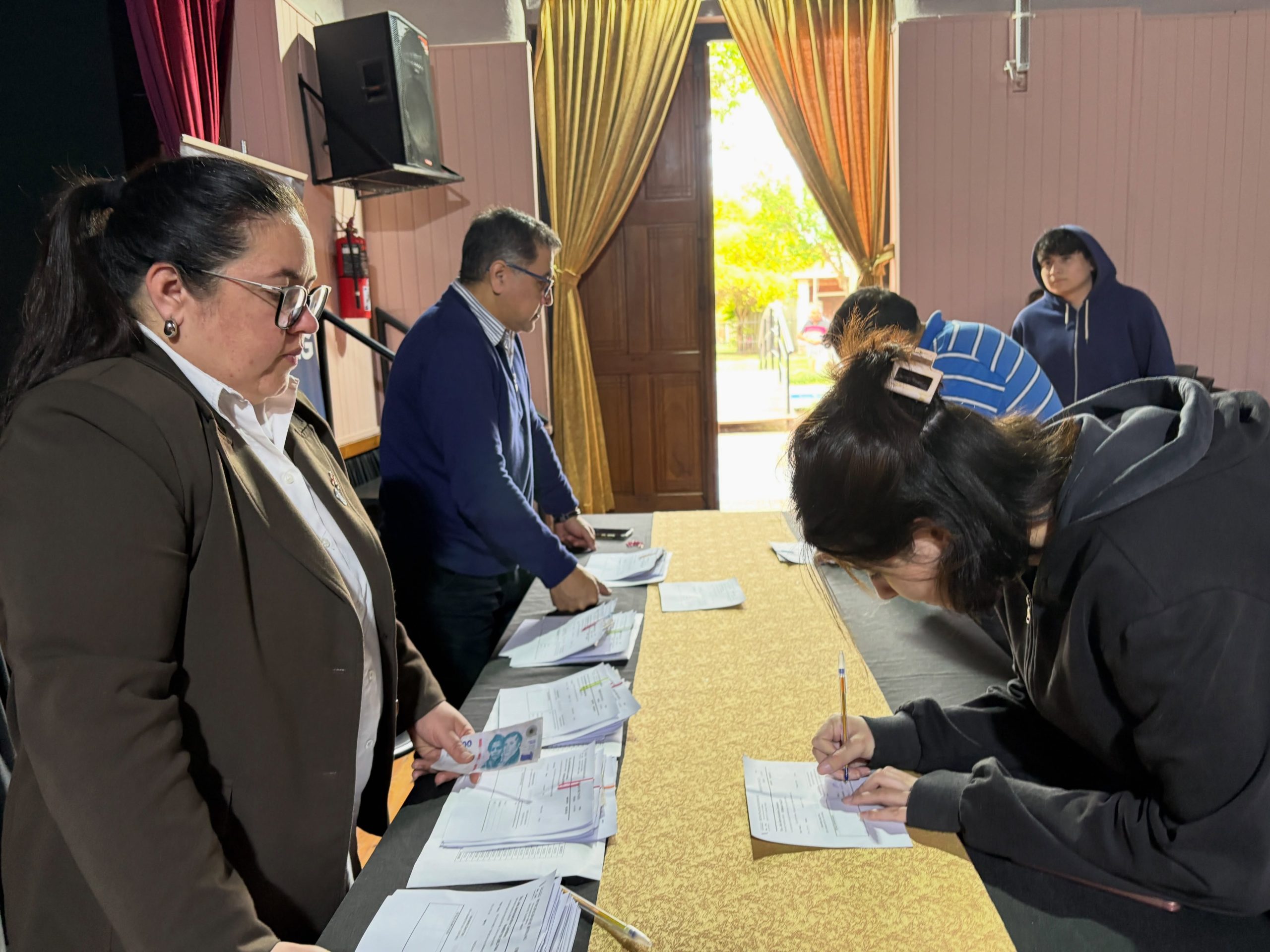 Romang concretó la séptima entrega de becas para estudiantes terciarios y universitarios